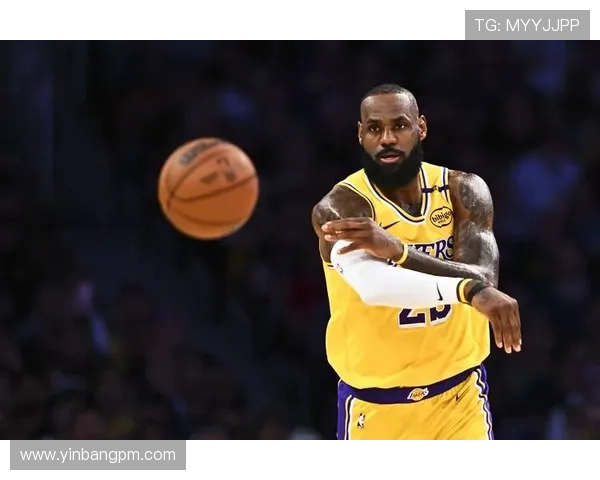 老詹在湖人战术体系中的定位分析与角色转变探讨